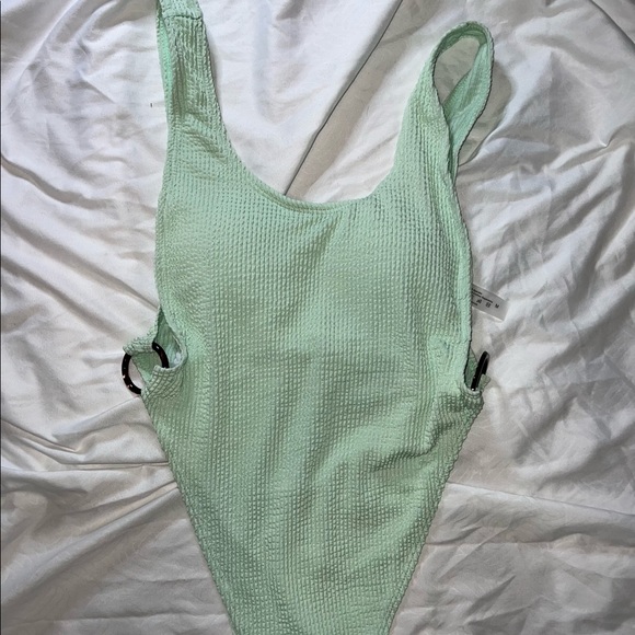 One piece swimsuit - Picture 1 of 3